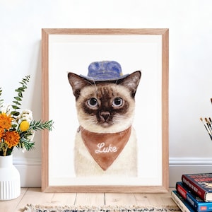 Op de afbeelding: Een set van drie keramische mokken met een gespikkelde, matte afwerking. De mokken zijn in cr&egrave;me, lichtgrijs en donkergrijs. Elke mok heeft een eenvoudig, minimalistisch ontwerp.