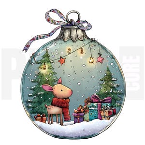 Könnte beinhalten: Ein skurriler Weihnachtsschmuck mit einem Hirsch mit rotem Schal in einer Schneekugel. Die Kugel enthält Weihnachtsbäume, Geschenke und Lichterketten. Ein dekoratives Band und eine Metallkappe schmücken die Oberseite des Schmucks.
