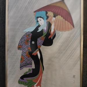 Japanische Kunst, Seidenmalerei – Handgemalte Geisha im Regen mit Regenschirm – Gerahmte Bijin-ga-Wandkunst um die 1950er Jahre