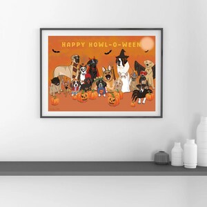 Puede incluir: Un estampado enmarcado que muestra perros disfrazados para Halloween. El fondo es naranja con la frase "HAPPY HOWL-O-WEEN" en la parte superior. El diseño incluye calabazas y murciélagos.