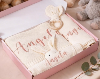 Personalisierte Neugeborenen Geschenk, individuelle neue Baby Geschenke Set: Strickdecke, Lätzchen, Rassel, Handtuch, Schmusedecke