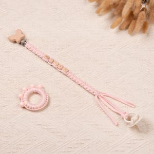 男の子と女の子の赤ちゃん用のパーソナライズされた編み込みおしゃぶりクリップとガラガラ、ベビーシャワーギフト、新生児ギフト、ユニークなベビーギフトセット、新生児ギフト
