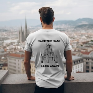 Può includere: Maglietta bianca con una grafica nera di un altare di chiesa e il testo "MAKE THE MASS LATIN AGAIN".