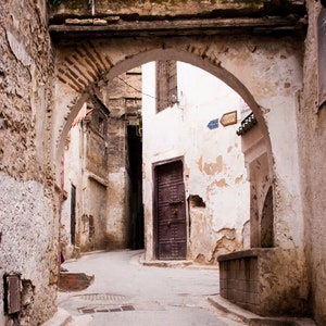 Impresión fotográfica de la Medina de Fez: Arte callejero adoquinado marroquí