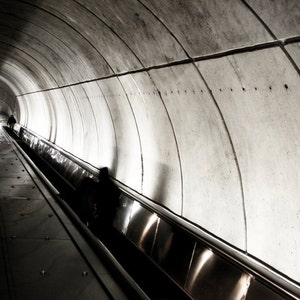 Escalera mecánica del metro de Washington DC Fotografía en blanco y negro Moody Wall Art Decoración inquietante del hogar imagen 1