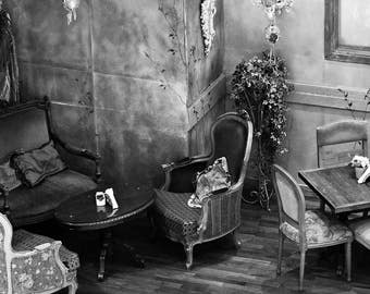 Stillleben Fotografie - Schwarz-Weiße Wandkunst - Mismatched Tische und Stuhl - Südländisches Wohndekor