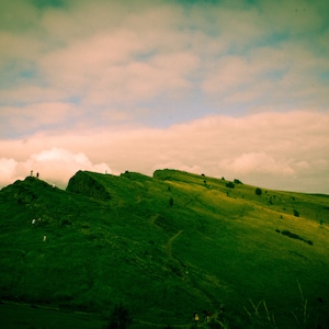 Impressão de Arthur&#39;s Seat, Escócia: Fotografia de paisagens montanhosas de Edimburgo