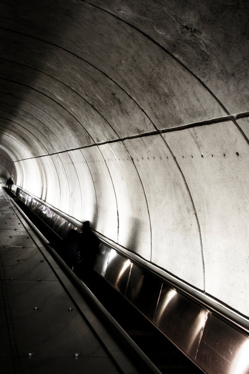 Escalera mecánica del metro de Washington DC Fotografía en blanco y negro Moody Wall Art Decoración inquietante del hogar imagen 1