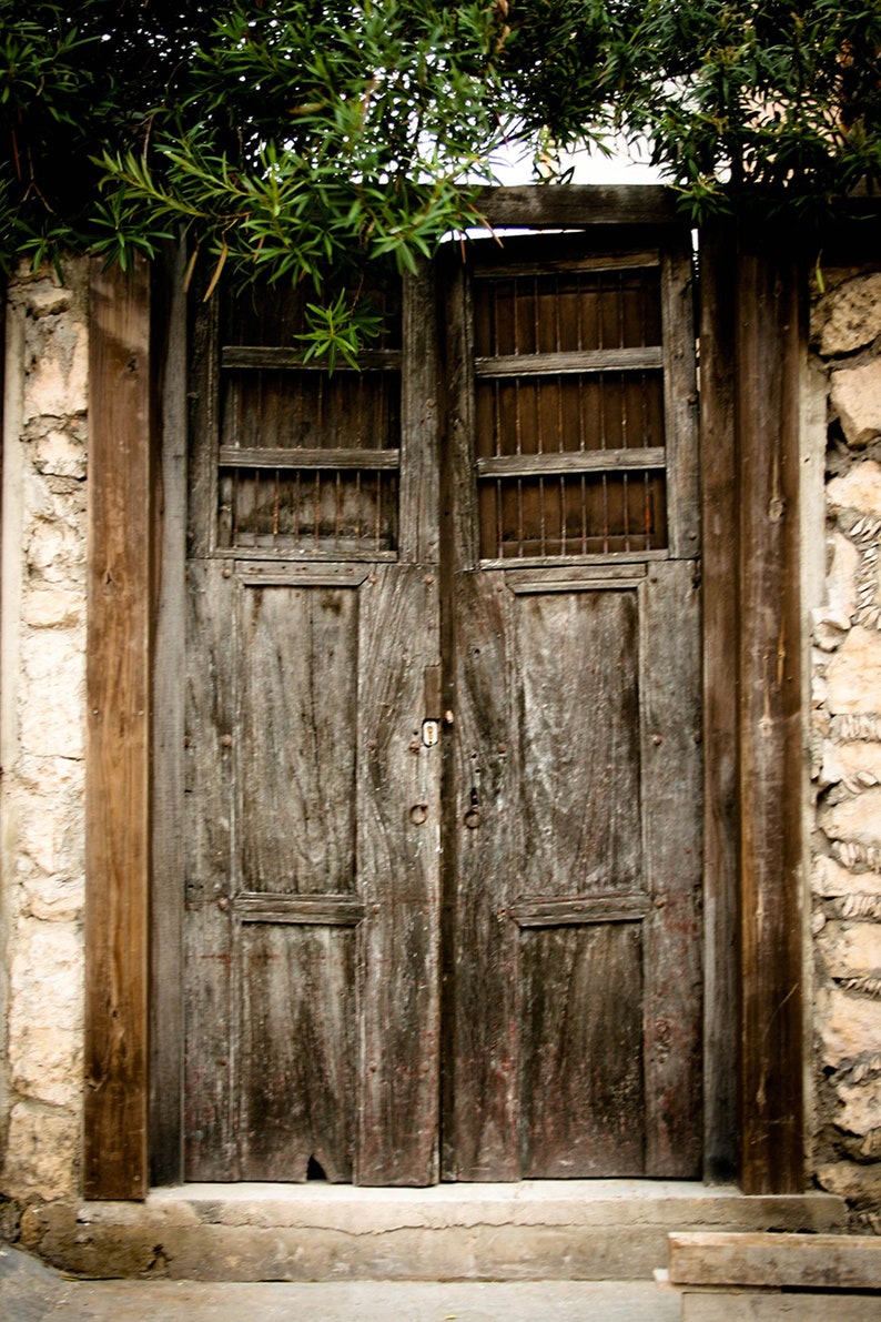 Beunruhigte braune Holztür Isla Mujeres Fotografie Mexiko Reise Kunstdruck Erdig Neutrales Wohndekor Bild 1