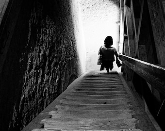 Frau, die die Treppe runtergeht - Schwarzweiß Fotografie - Haunting Moody Kunstdruck