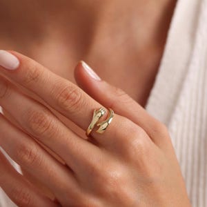 Adjustable Wrapped Hands Ring, Wrapped Hands Ring, Clasped Hands Ring, Hugging Ring for Valentine, Embrace Ring, Hugging Jewelry,