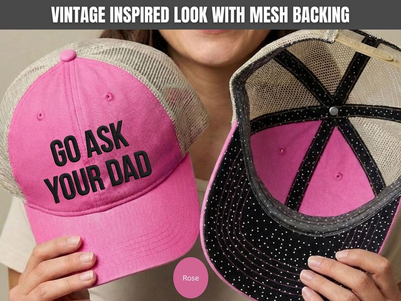 K&ouml;nnte beinhalten: Zwei pinkfarbene Trucker-Caps mit Mesh-R&uuml;cken werden gezeigt. Eine Kappe tr&auml;gt den schwarzen Text "GO ASK YOUR DAD". Die andere Kappe ist auf links gedreht und zeigt ein schwarzes Innenfutter mit wei&szlig;en Punkten. Die Kappen haben einen Vintage-Look.