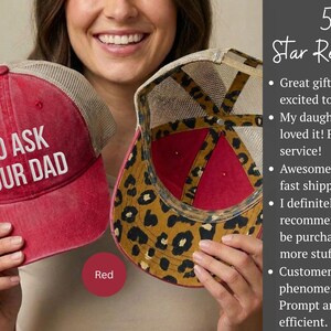 K&ouml;nnte beinhalten: Zwei Baseballkappen werden gezeigt. Eine ist rot mit dem Text "GO ASK YOUR DAD" in Wei&szlig;. Die andere Kappe hat ein Leopardenmuster auf der Unterseite. Beide Kappen haben einen Mesh-R&uuml;cken.
