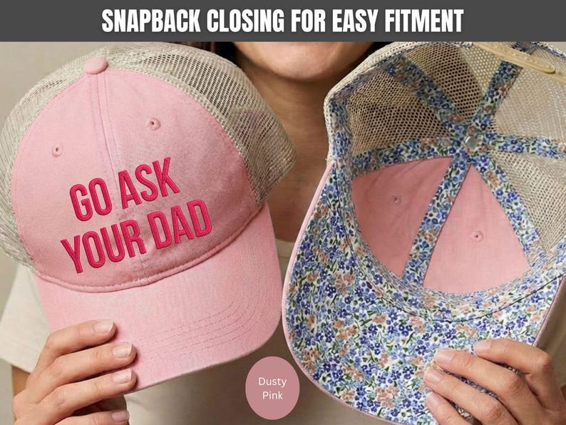 K&ouml;nnte beinhalten: Staubrosa Trucker-Cap mit dem Text "GO ASK YOUR DAD" in dunklerem Rosa gestickt. Die Kappe hat eine Mesh-R&uuml;ckseite und ein Innenfutter mit Blumenmuster. Der Snapback-Verschluss erm&ouml;glicht eine einfache Anpassung.