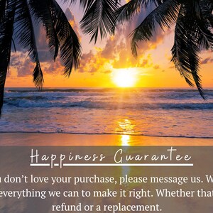 K&ouml;nnte beinhalten: Ein malerischer Sonnenuntergang am Strand mit Palmen vor einem leuchtenden Himmel. Die Wellen des Ozeans rollen sanft an den Sandstrand. Der Text "Happiness Guarantee" ist enthalten.