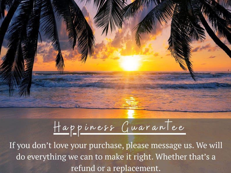 K&ouml;nnte beinhalten: Ein malerischer Sonnenuntergang am Strand mit Palmen vor einem leuchtenden Himmel. Die Wellen des Ozeans rollen sanft an den Sandstrand. Der Text "Happiness Guarantee" ist enthalten.