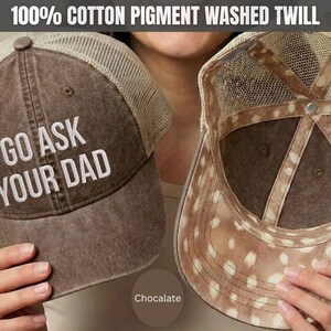 K&ouml;nnte beinhalten: Braune Trucker-Cap mit dem Text "GO ASK YOUR DAD" in Wei&szlig;. Die Kappe hat eine Mesh-R&uuml;ckseite und eine braune Frontplatte. Die Innenseite weist ein gepunktetes Muster auf. Die Kappe besteht aus 100 % pigmentgef&auml;rbtem Baumwoll-Twill.
