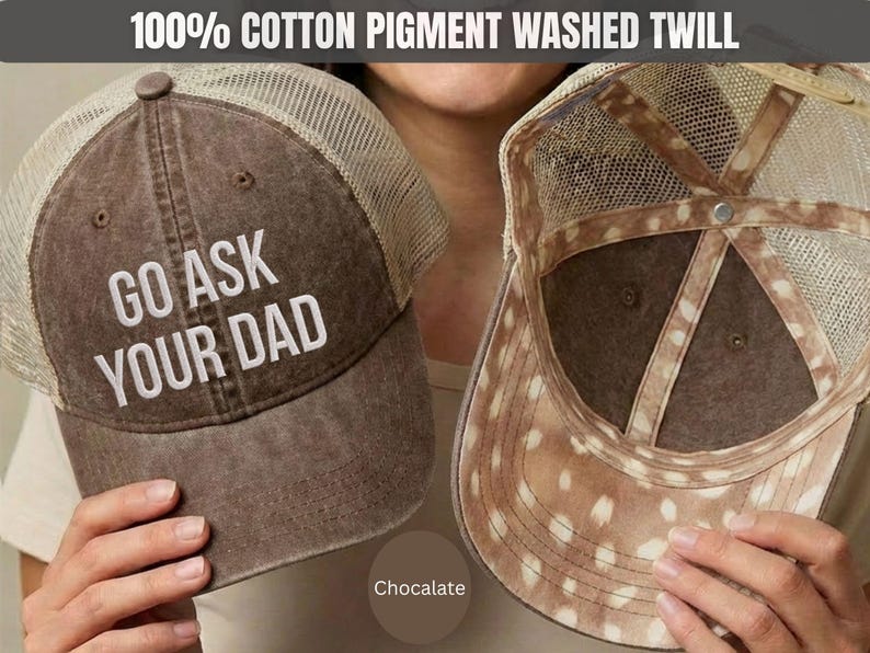 K&ouml;nnte beinhalten: Braune Trucker-Cap mit dem Text "GO ASK YOUR DAD" in Wei&szlig;. Die Kappe hat eine Mesh-R&uuml;ckseite und eine braune Frontplatte. Die Innenseite weist ein gepunktetes Muster auf. Die Kappe besteht aus 100 % pigmentgef&auml;rbtem Baumwoll-Twill.