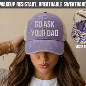 K&ouml;nnte beinhalten: Violette Baseballkappe mit dem wei&szlig;en Text "GO ASK YOUR DAD". Die Kappe hat einen Mesh-R&uuml;cken und ein Innenfutter mit Blumenmuster. Das Bild zeigt auch die Worte "UNDER HAT".