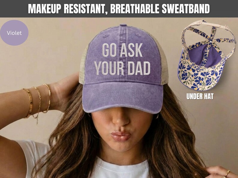 K&ouml;nnte beinhalten: Violette Baseballkappe mit dem wei&szlig;en Text "GO ASK YOUR DAD". Die Kappe hat einen Mesh-R&uuml;cken und ein Innenfutter mit Blumenmuster. Das Bild zeigt auch die Worte "UNDER HAT".