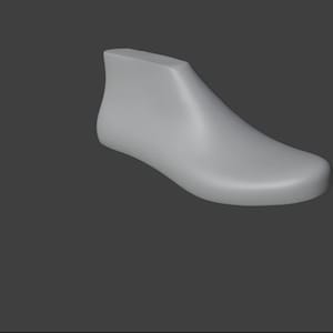 Könnte beinhalten: Ein grauer Schuhleisten, eine Form, die in der Schuhherstellung verwendet wird, um die Form eines Schuhs zu erstellen.