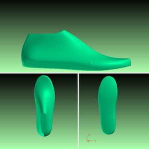 Puede incluir: Representación en tres vistas de una horma de zapato en color verde vibrante. La vista superior muestra el perfil lateral, mientras que las vistas inferiores muestran la suela y el talón. La horma de zapato es una forma sólida utilizada en la fabricación de calzado.