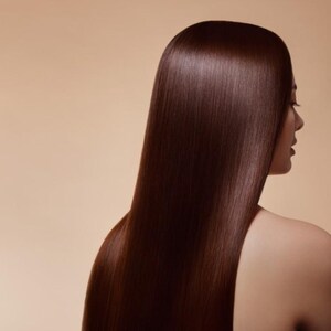 Puede incluir: Una mujer con el pelo largo, liso y casta&ntilde;o oscuro. Su cabello es muy brillante y liso.