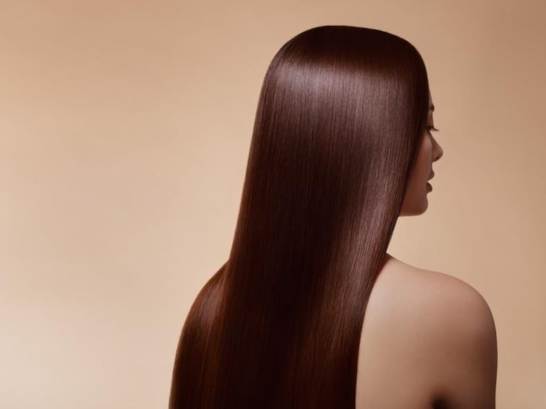 Puede incluir: Una mujer con el pelo largo, liso y casta&ntilde;o oscuro. Su cabello es muy brillante y liso.