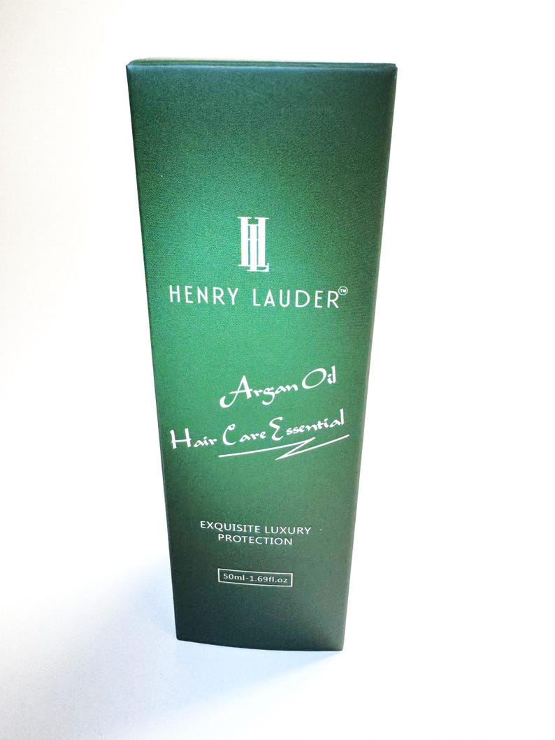 Puede incluir: Una botella verde con una etiqueta blanca que dice "Henry Lauder" y "Argan Oil Hair Care Essential". La etiqueta tambi&eacute;n dice "Exquisite Luxury Protection" y "50ml - 1.69fl.oz".