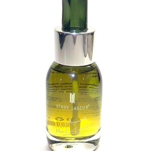 Puede incluir: Una botella de vidrio transparente con una tapa plateada y un gotero verde. La botella contiene un l&iacute;quido amarillo y tiene el texto "Henry Lauder" y "Argan Oil Hair Conditioner" impreso en la etiqueta.