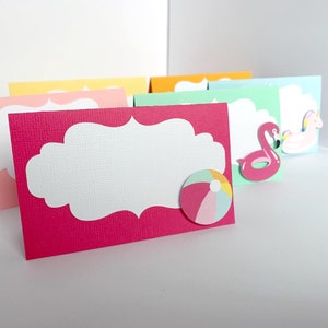 Voedseletiketten zwembadfeest, strandbal verjaardagsdecoratie meisje, zomermenukaarten zwemfeest, regenboog eenhoorn plaatskaarten, flamingo, set van 10