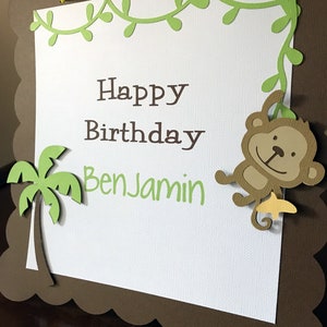 Może przedstawiać: Brązowo-zielony baner urodzinowy z małpą trzymającą banana, palmą i tekstem "Happy Birthday Benjamin".