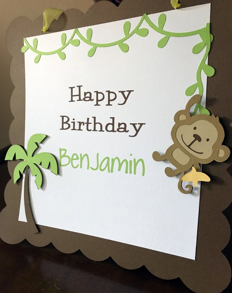 Może przedstawiać: Brązowo-zielony baner urodzinowy z małpą trzymającą banana, palmą i tekstem "Happy Birthday Benjamin".