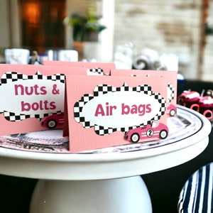 Roze raceauto-voedseletiketten, meisje twee snelle verjaardag, roze retro racemenu-tentkaarten, Fast One-feestdecoratie, set van 10