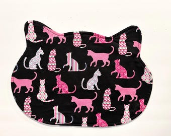 Mantel individual con forma de cara de gato, de tela reversible, con diseño de gatos rosados en desfile.