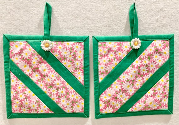 Daisy Potholders, Set of 2, Cotton, Handmade, Pink and Green with White Daisies Potholders , Hanging Potholders