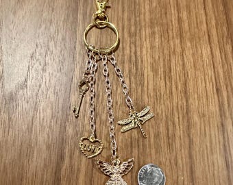 Llavero de ángel dorado: accesorio para bolso o cartera