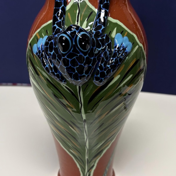 Vase Talavera en terre cuite multicolore à décor d'une grenouille bleue sculpturale en trois dimensions