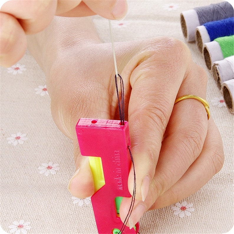 Hot 5PCsPack Plastic Automatic Needle Threader Sewing Machines Helpful Threader Home Craft Tools Accessories Random Color