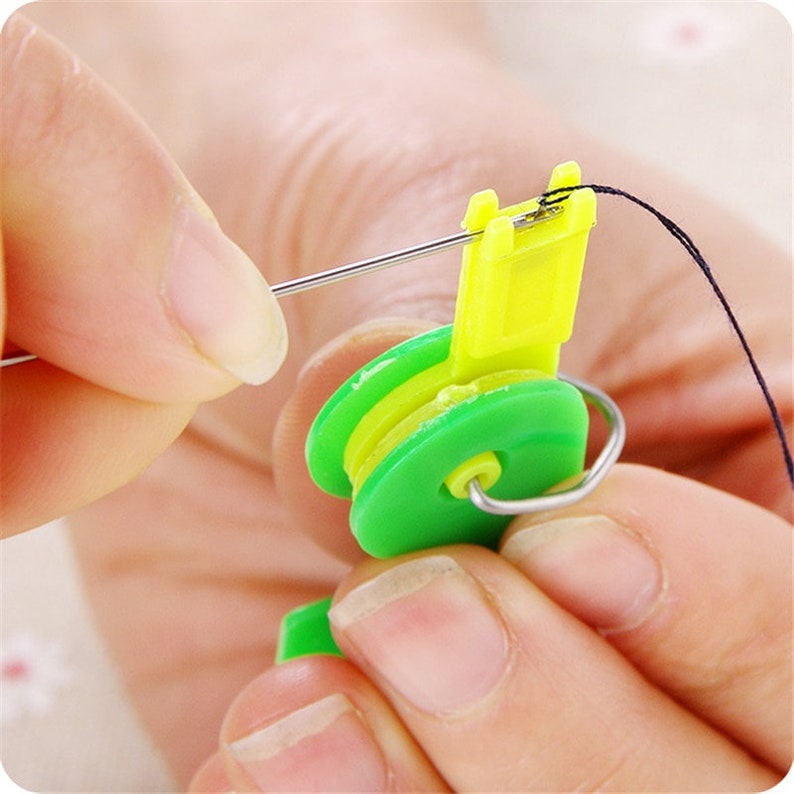 Hot 5PCsPack Plastic Automatic Needle Threader Sewing Machines Helpful Threader Home Craft Tools Accessories Random Color