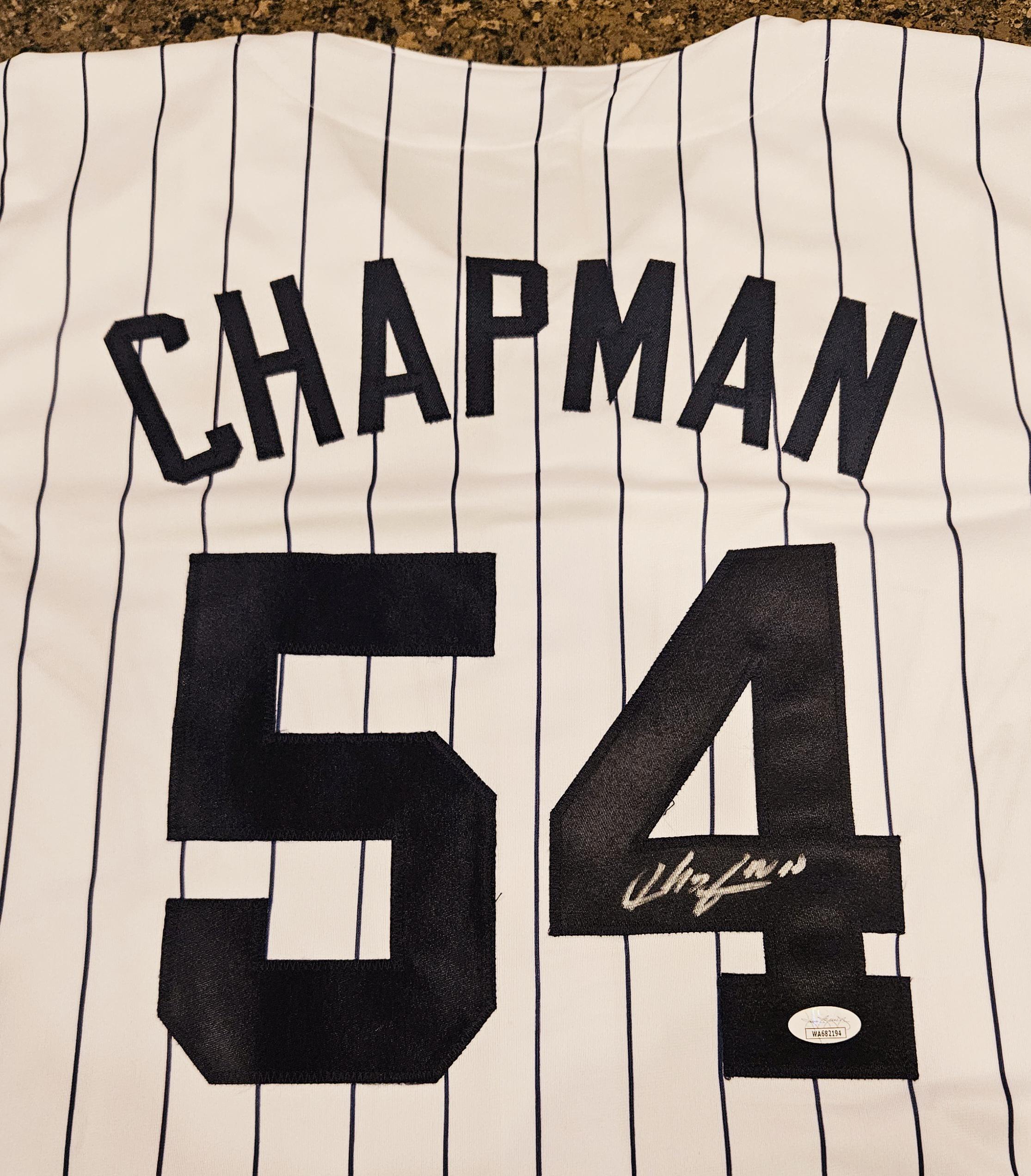 Camisa do New York Yankees assinada por Aroldis Chapman com coa