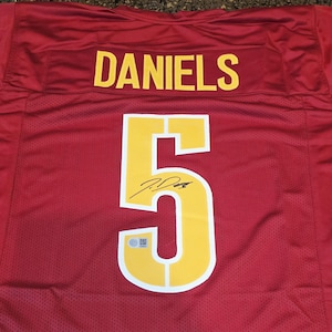 Camiseta firmada por Jayden Daniels de los Washington Commanders con certificado de autenticidad