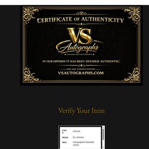 Puede incluir: Un certificado de autenticidad de VS Autographs, con letras doradas y adornos decorativos sobre un fondo negro. El texto incluye "Certificate of Authenticity" y "VS Autographs". La direcci&oacute;n del sitio web es vsaautographs.com.