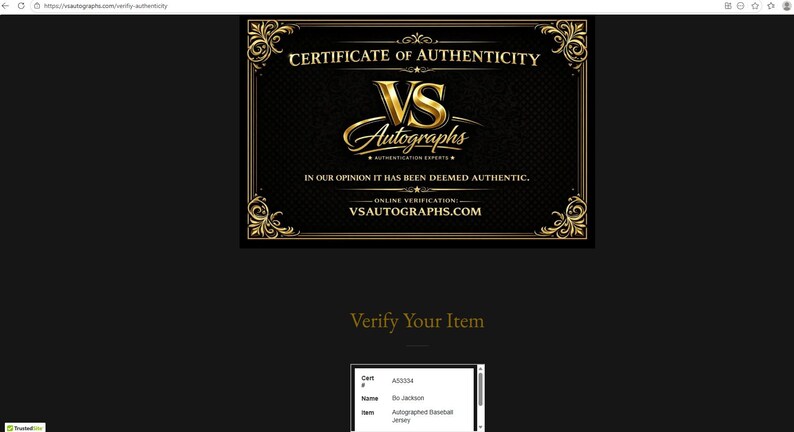 Puede incluir: Un certificado de autenticidad de VS Autographs, con letras doradas y adornos decorativos sobre un fondo negro. El texto incluye "Certificate of Authenticity" y "VS Autographs". La direcci&oacute;n del sitio web es vsaautographs.com.