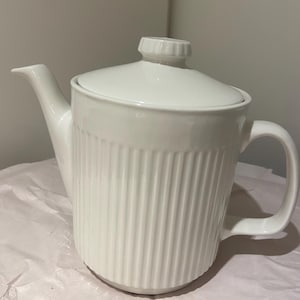 Tetera vintage Johnson Brothers "Athena" con tapa / Cafetera y tetera de loza blanca acanalada / Vajilla minimalista de mediados de siglo / Hecha en Inglaterra