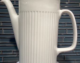 Caffettiera vintage Johnson Brothers Athena - Ironstone bianco a coste, Made in England, teiera minimalista MCM