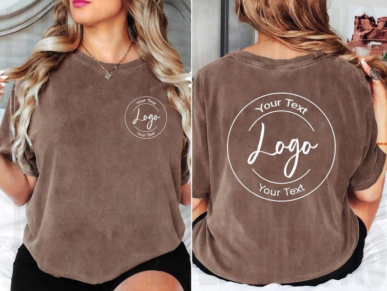 Puede incluir: Una camiseta marr&oacute;n de manga corta con un gr&aacute;fico circular blanco en el pecho izquierdo con el texto Your Text Logo. La parte posterior de la camiseta muestra una versi&oacute;n m&aacute;s grande del mismo gr&aacute;fico circular blanco con el texto Your Text Logo.