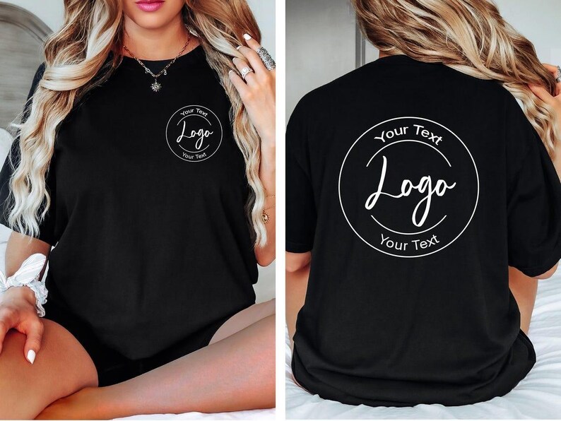 Puede incluir: Una camiseta negra de manga corta con un gr&aacute;fico circular blanco en la parte delantera izquierda del pecho y una versi&oacute;n m&aacute;s grande del mismo gr&aacute;fico en la espalda. El gr&aacute;fico contiene el texto Your Text, Logo y Your Text en un marco circular.