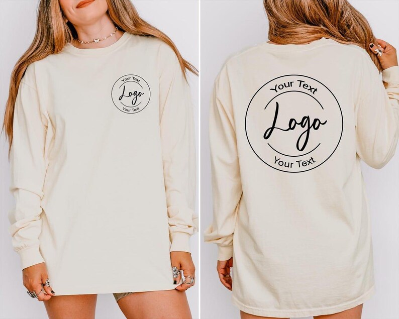 Puede incluir: Una camiseta de manga larga de color crema con un gr&aacute;fico circular negro en la parte frontal izquierda del pecho con el texto Your Text Logo Your Text. La parte posterior de la camiseta muestra una versi&oacute;n m&aacute;s grande del mismo gr&aacute;fico circular.