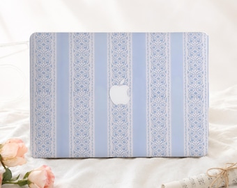 Może przedstawiać: Etui na laptopa z powtarzającym się wzorem pionowych jasnoniebieskich pasków na przemian z białymi pasami ozdobionymi delikatnym niebieskim wzorem kwiatowej koronki. Środek etui posiada wycięcie na srebrne logo Apple.